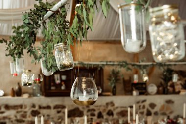  Düğün. Evlilik. Ziyafet. yaprakları ile mum ve şube dekorasyon