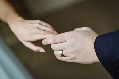 Düğün. Evlilik. Gelin ve damat Nikah yüzükleri ile elleri. El ele. Dokunuşlar seviyorum. Alyans.