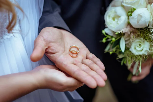 Casamento Casamento Mãos Noiva Noivo Com Alianças Casamento Mãos Dadas — Fotografia de Stock