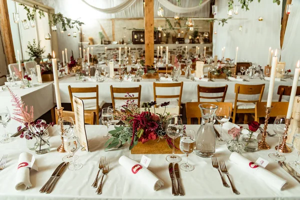 バンケット お祝いテーブル設定 秋の花とキャンドルで飾られた結婚式のテーブル — ストック写真