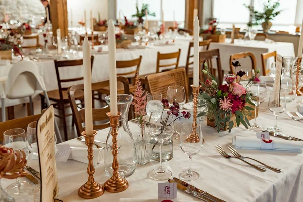 バンケット お祝いテーブル設定 秋の花とキャンドルで飾られた結婚式のテーブル — ストック写真