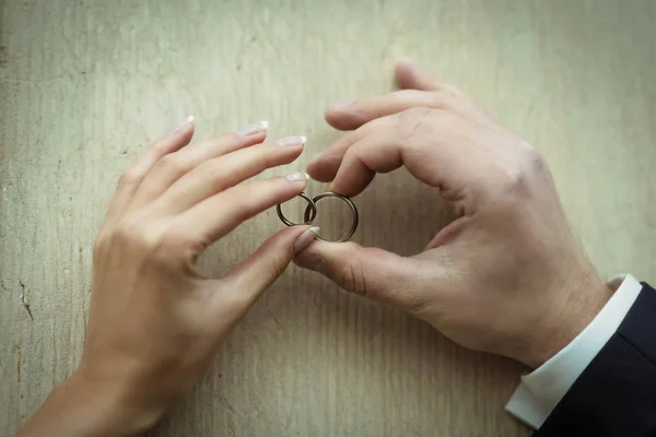 Matrimonio Matrimonio Mani Degli Sposi Con Fedi Nuziali Mano Nella — Foto Stock