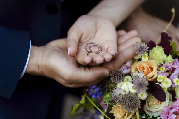 Casamento Casamento Mãos Noiva Noivo Com Alianças Casamento Mãos Dadas — Fotografia de Stock