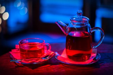 Çay ve çaydanlık.