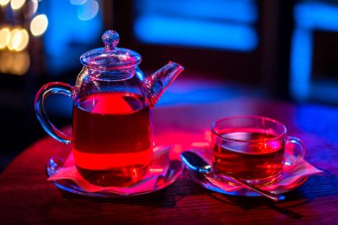 Çay ve çaydanlık.