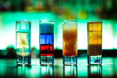 kokteyl bar cam bardaklarda renkli kokteyller