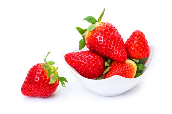 Reife Erdbeeren Einem Weißen Teller Auf Weißem Hintergrund — Stockfoto