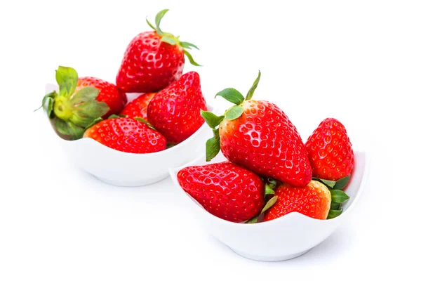 Reife Erdbeeren Weißen Tellern Auf Weißem Hintergrund — Stockfoto