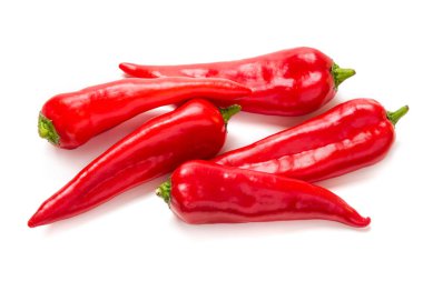 Beyaz zemin üzerine kırmızı pul biber. izole