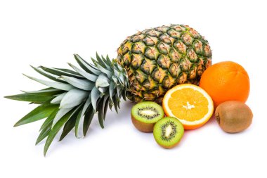 Tropikal meyve. Ananas, portakal, kivi. Beyaz arka plan üzerinde izole