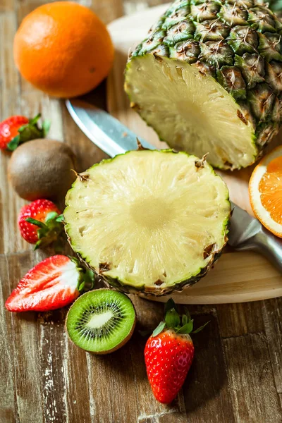 Owoce Tropikalne Ananasy Pomarańcze Kiwi Truskawki Owoce Pokładzie Cięcia Plasterka — Zdjęcie stockowe