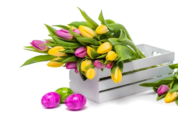 Пасха Многоцветные Пасхальные Яйца Цветные Тюльпаны Белой Коробке Весенний Букет — стоковое фото