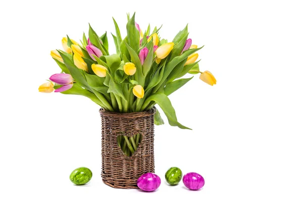 Ostern Ostereier Gefärbt Blumen Tulpen Ein Strauß Bunter Tulpen Einer — Stockfoto