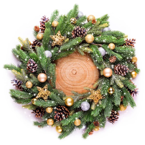 フレーム クリスマス装飾 スプルースの枝とクリスマス ツリーの装飾 お祝い誕生と新たな目標 — ストック写真