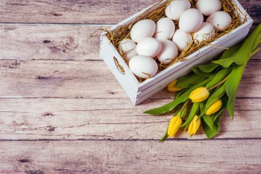 Paskalya. Saman ve Sarı laleler sepet yumurta ile sepeti.