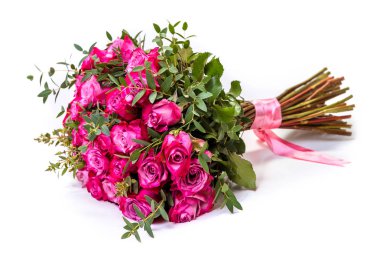 Bir buket kırmızı gül. beyaz arka planda yalıtma