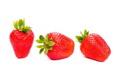 Çilek. Olgun meyveler. Beyaz arka planda yalıtma