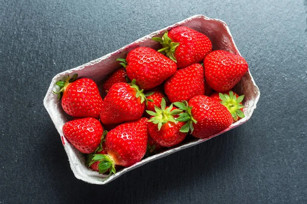 Reife Erdbeeren Karton Auf Dunklem Hintergrund — Stockfoto