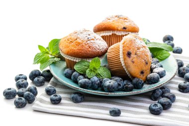 Mavi tabakta yabanmersinli kek ve taze yaban mersini.