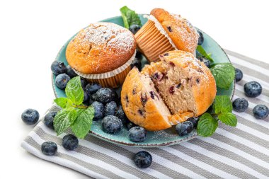 Mavi tabakta yabanmersinli kek ve taze yaban mersini.