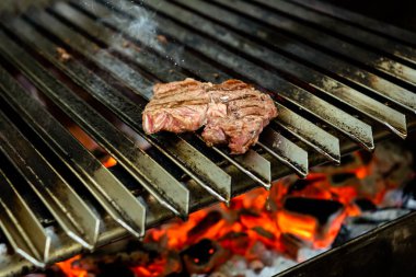 Izgara et. Metal ızgara ve sıcak kömür