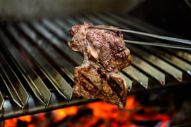 Izgara et. Metal ızgara ve sıcak kömür. Bir parça et kızartılmış.