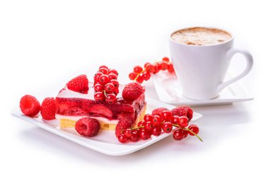 Bir fincan kahve, jöleli kek ve çilek ve beyaz arka planda kırmızı ahududu ve frenk üzümü. Tatlı.