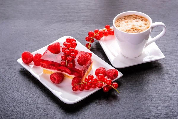 Чашка Кофе Торт Желе Клубникой Красные Ягоды Малины Смородины Черном — стоковое фото