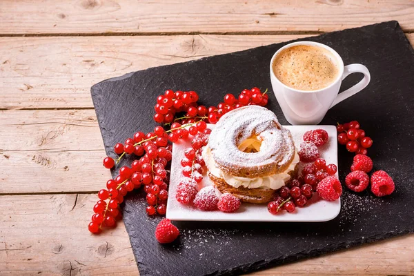 Une Tasse Café Gâteau Des Baies Rouges Framboises Groseilles Sur — Photo