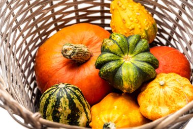 Koyu mavi kumaştan arka planda farklı boyutlarda domatesler.