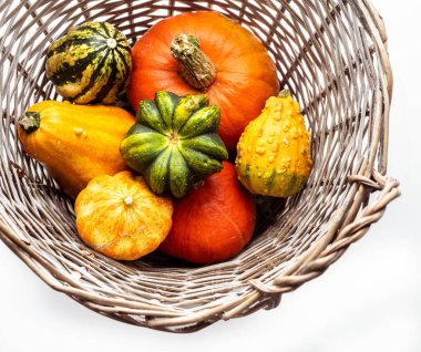 Koyu mavi kumaştan arka planda farklı boyutlarda domatesler.