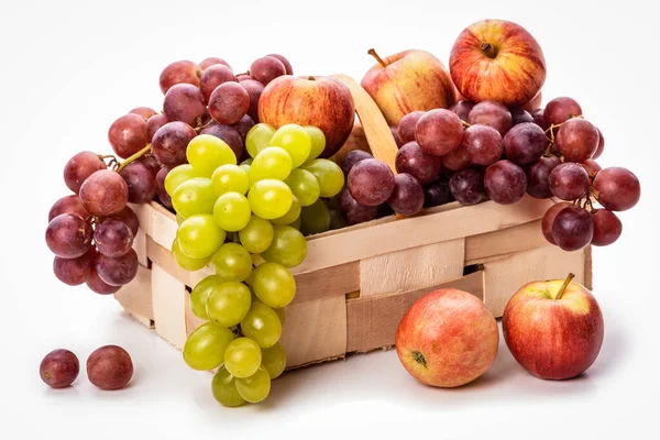 Zielone Różowe Winogrona Jabłka Koszyku Białym Tle — Zdjęcie stockowe