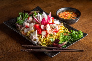 Asya mutfağı. Deniz ürünleri ve soslu erişte..