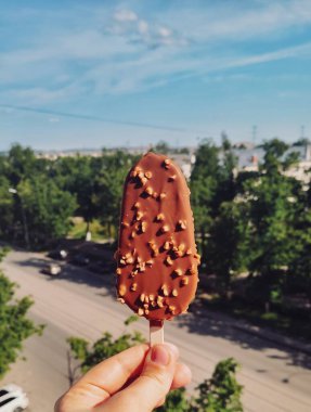 Sıcak bir yaz gününde çikolatalı dondurma, Nizhny Novgorod, Rusya