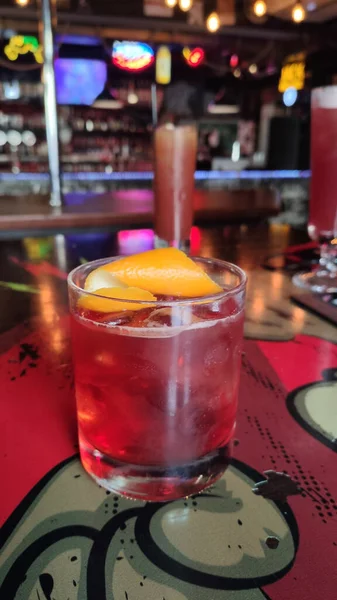 Cuma gecesi nefis bir kokteyl, Rock bar, Rusya