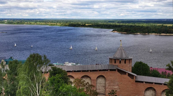 ロシアの堤防からの岡川とクレムリンの眺め — ストック写真