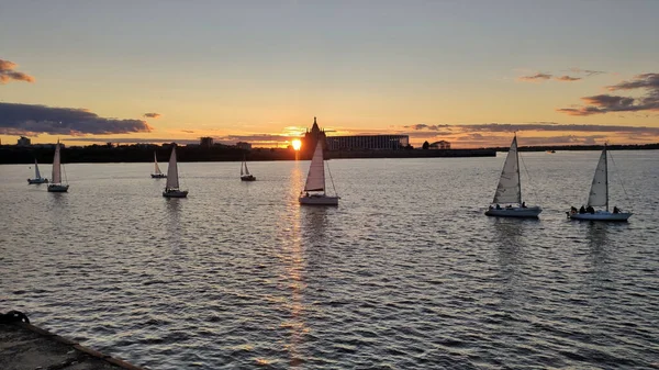 Şehir gününde yelkenli geçidi, Nizhny Novgorod, Rusya. 