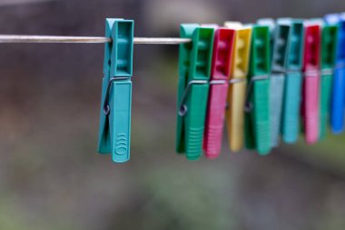 Renkli clothespins satır sicim üzerinde asılı.