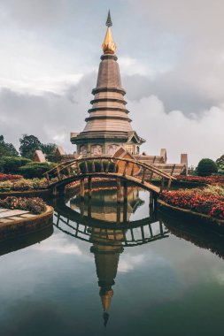 Stupa Doi Inthanon ve Tayland su üzerinde köprü