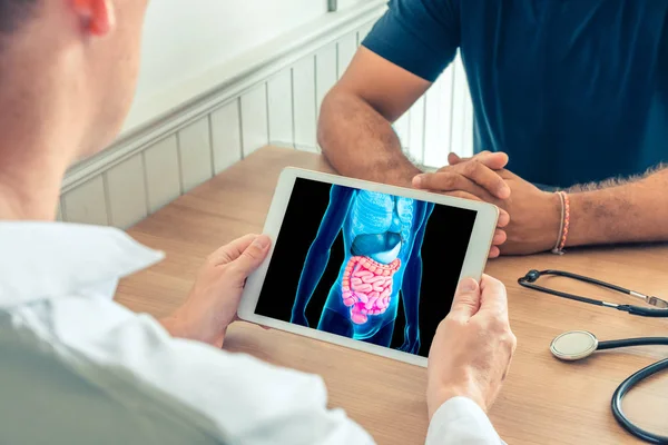Dijital tablet teknoloji 3d x-ışını hastanın bağırsak ile tutan doktor. Sindirim ve transit önleme