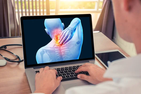 Doktor bir x-ray sırt ve boyun ağrısı hakkında izliyor. Radyoloji 3d kavramı