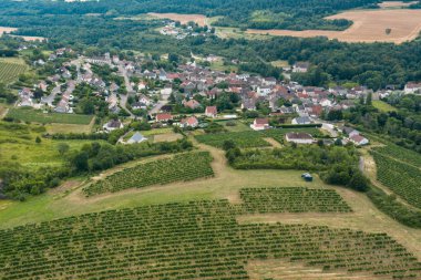 Fransa'da üzüm bağları ile burgundy köyü. Bir drone tarafından yukarıdan görünümü