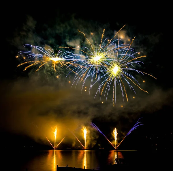 Feuerwerk Über Der Wasseroberfläche Abgefeuert Stockfoto