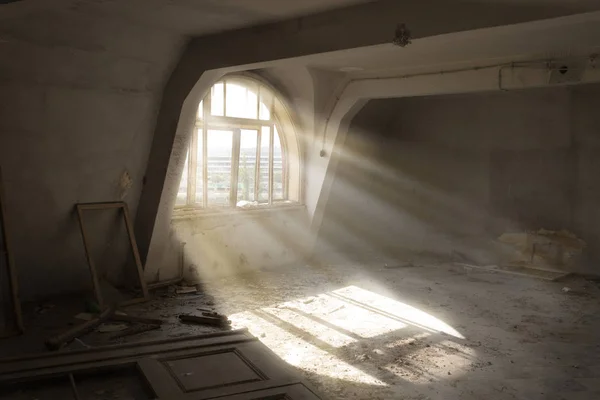 Sun Rays Penetrate Window Old Room — Stock Photo, Image