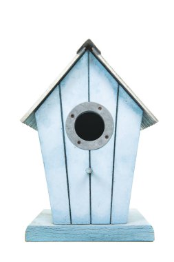 Beyaz zemin üzerinde mavi ahşap kuş evi