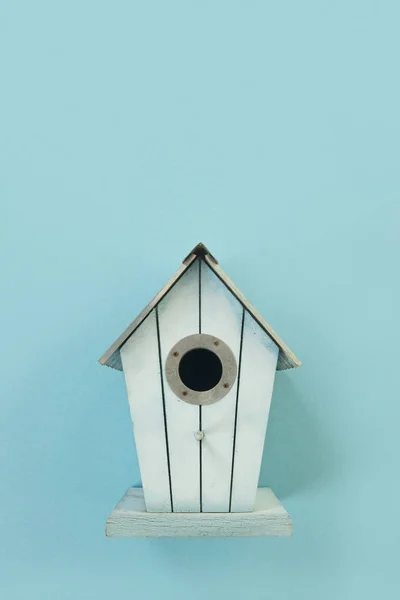 Casa Pássaro Madeira Azul Fundo Branco — Fotografia de Stock