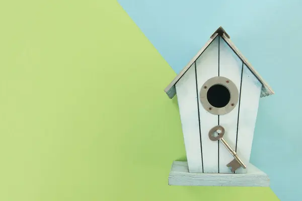 Casa Pássaro Madeira Azul Com Uma Chave Metal Fundo Azul — Fotografia de Stock