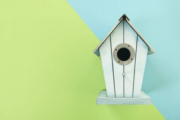 Casa Pássaro Madeira Azul Fundo Azul Verde Com Espaço Cópia — Fotografia de Stock