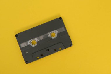 Sarı bir arka plan üzerinde siyah boş kaset