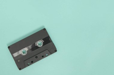 Turkuaz mavi arka plan üzerinde siyah boş kaset